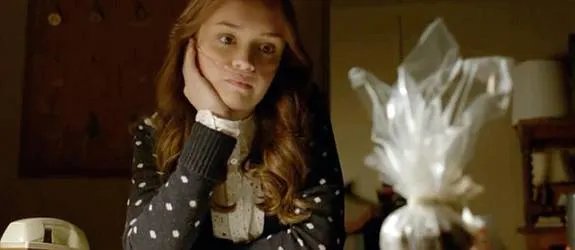 Die zauberhafte Emma (Olivia Cooke) und ihr Spezialmuffin. &copy; A%26amp;E