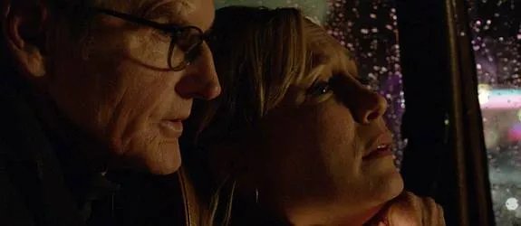Jake Abernathy (Jere Burns) erschreckt die Zuschauer und Norma (Vera Farmiga) gleichermaßen. &copy; A%26amp;E