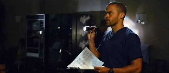 Nach dem Stromausfall tappt auch Jackson (Jesse Williams) im Dunkeln. &copy; ABC