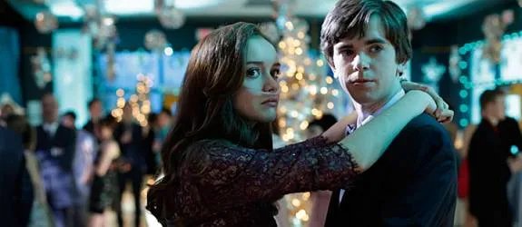 Norman (Freddie Highmore) und Emma (Olivia Cooke) auf dem Highschoolball © A%26amp;E