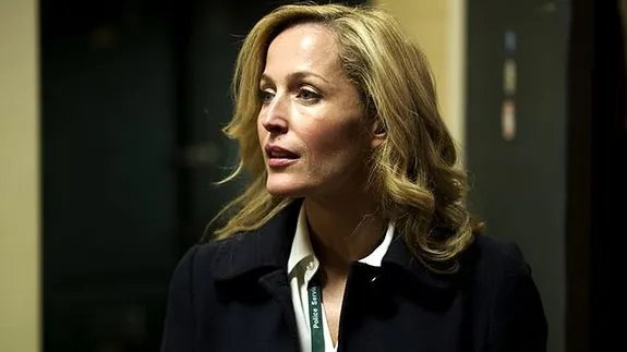 Entdeckt die ersten Fehler: Gillian Anderson als begabte Ermittlerin Stella Gibson. Foto &copy; BBC Two