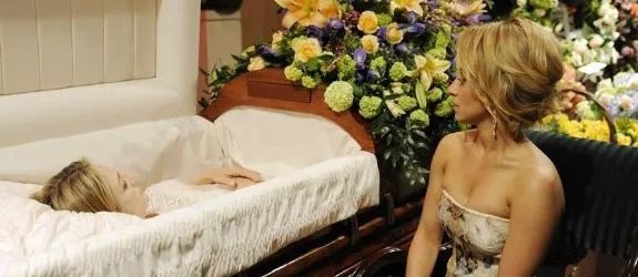 Juliette (Hayden Panettiere) nimmt Abschied von ihrer Mutter &copy; ABC