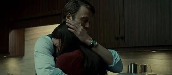 Welche Hintergedanken hat Hannibal (Mads Mikkelsen); während er Abigail (Kacey Rohl) tröstet? &copy; NBC