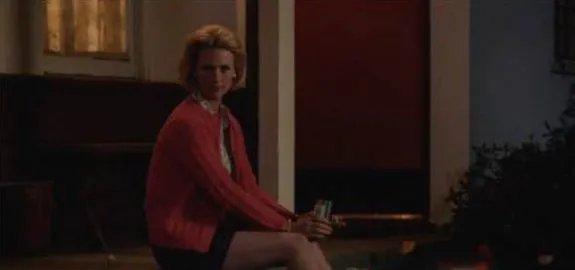 Stranger in the Night: Betty (January Jones) kehrt mit neu gefundenem Selbstbewusstsein in das Leben Don Drapers (Jon Hamm) zurück. © AMC