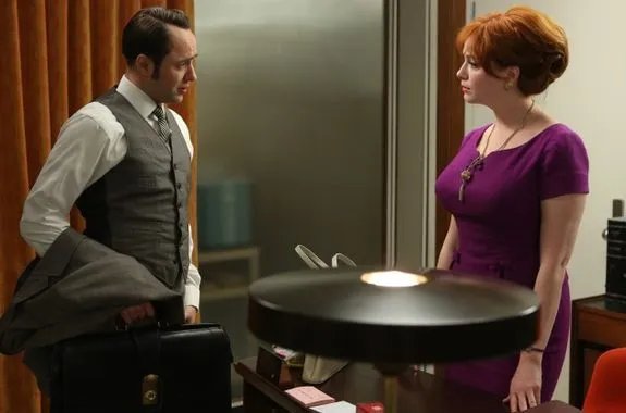 Der verzweifelte Pete (Vincent Kartheiser) sucht Rat bei der guten Seele des Büros - Joan (Christina Hendricks) © AMC