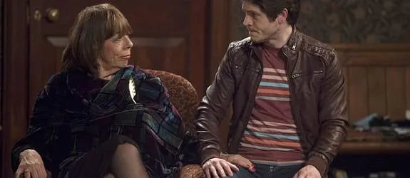 Ash (Iwan Rheon) wird durch Violet (Frances de la Tour) bedrängt. © ITV