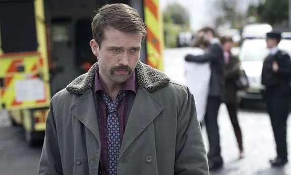 Original Gangster: Auf dem Handy von Glen Martin (Emmett Scanlan) ertönt doch tatsĂ€chlich %26bdquo;In da Club%26ldquo; von 50 Cent. © BBC Two
