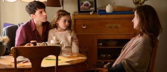 Mrs. S (Maria Doyle Kennedy); die sich momentan um Kira (Skyler Wexler) kümmert; im Gespräch mit Felix (Jordan Gavaris). © BBC America