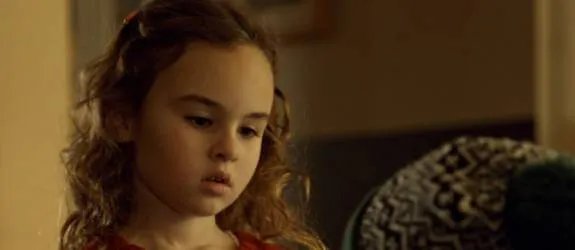 Kira (Skyler Wexler) hat sofort erkannt; dass Alison (Tatiana Maslany) nicht wirklich ihre Mutter ist. © BBC America