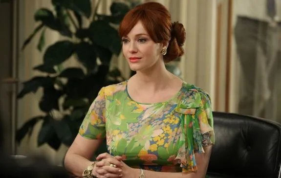 Joan Harris (Christina Hendricks) rüttelt mit ihren ehrgeizigen Ambitionen an Pete Campbells Stuhl. &copy; AMC