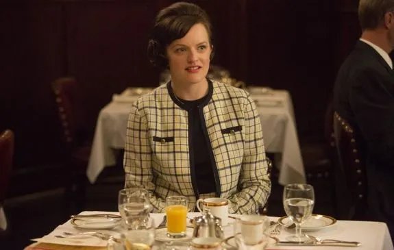 Peggy Olson (Elisabeth Moss) findet sich zwischen allen Stühlen wieder und muss schlichten. &copy; AMC