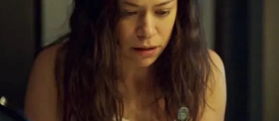 Die verräterische Elektrode bringt Sarah (Tatiana Maslany) Gewissheit. &copy; BBC America