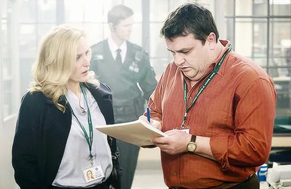 Manchmal muss Stella Gibson (Gillian Anderson) langsameren Kollegen aushelfen. &copy; BBC