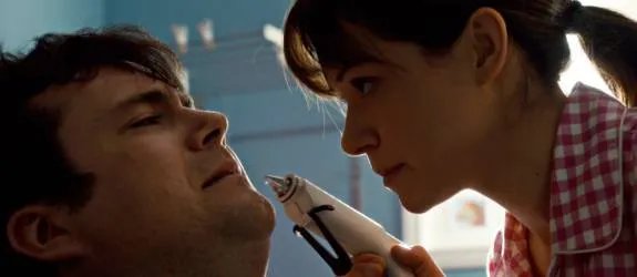 Alison (Tatiana Maslany) rückt Donnie (Kristian Bruun) mit einer Klebepistole zu Leibe. © BBC America