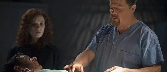 Dr. Abel Gideon (Eddie Izzard) lässt sich von der Journalistin Freddie Lounds (Lara Jean Chorostecki) bei seiner grausigen Rache an Dr. Frederick Chilton (Raúl Esparza) assistieren. &copy; NBC