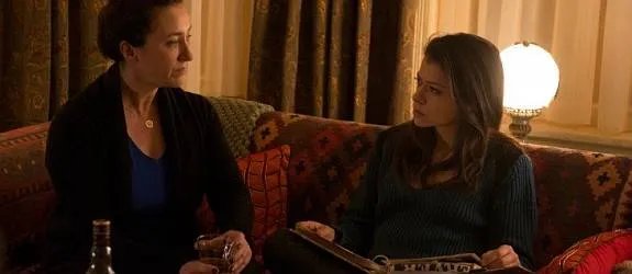 Zwischen Sarah (Tatiana Maslany) und Mrs. S (Maria Doyle Kennedy) kommt es zur Versöhnung. &copy; BBC America