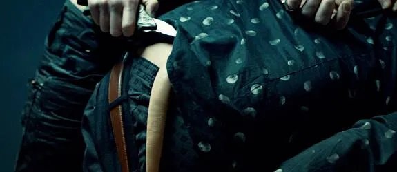 Hier kann man die Körpermodifikation von Olivier (David Richmond-Peck) ein letztes Mal aus der Nähe betrachten. &copy; BBC America