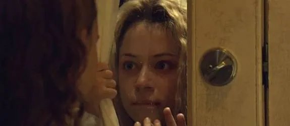 Helena (Tatiana Maslany) nimmt zaghaft Kontakt zu Kira (Skyler Wexler) auf. &copy; BBC America