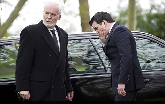 Aaron Monroe (Eugene O%26#039;Hare; r.) bekommt von seinem Vater Morgan (Ian McElhinney) die Anweisung zur Flucht ins Ausland. © BBC