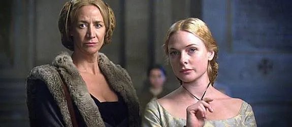 Elisabeth (Rebecca Ferguson) hat mit ihrer Mutter Jacquetta (Janet McTeer) eine starke und berechnende Frau an ihrer Seite. © BBC/ Starz