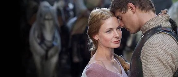 Warum sich Elizabeth (Rebecca Ferguson) und Edward (Max Irons) derartig für einander begeistern; wird nicht ersichtlich. © BBC/ Starz