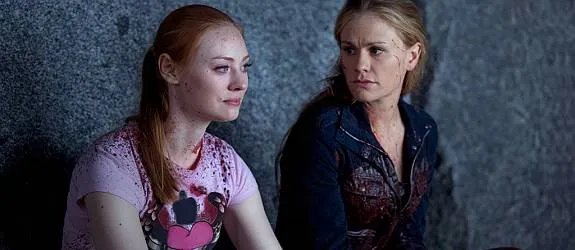 Sookie (Anna Paquin) tauscht sich in einem ruhigen Moment mit Jessica (Deborah Ann Woll) aus. &copy; HBO