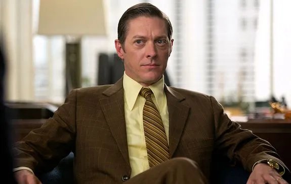 Hat wieder einmal Dons Zielscheibe auf dem Rücken: Ted Chaough (Kevin Rahm) wird seinen Erzfeind einfach nicht los. &copy; AMC