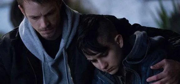 Holder (Joel Kinnaman) tröstet Bullet (Bex Taylor-Klaus) in der Serie %26bdquo;The Killing%26ldquo;. &copy; AMC