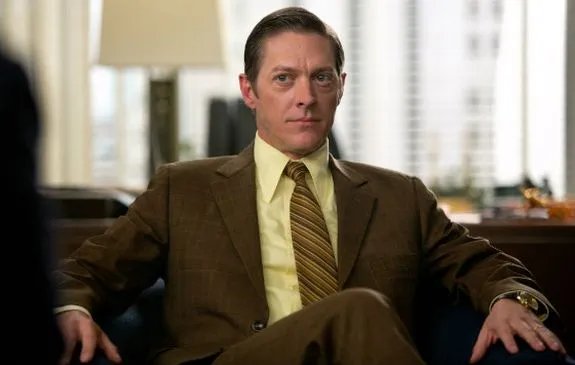 Ted Chaough (Kevin Rahm) wird von Don mit seiner ganzen Großzügigkeit bedacht. © AMC