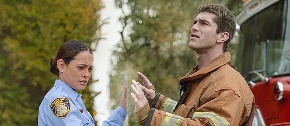 Linda (Natalie Martinez) und ihr Verlobter (Josh Carter) finden sich auf verschiedenen Seiten der Kuppel wieder &copy; CBS