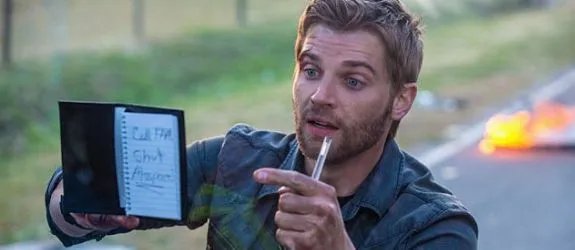 Kommunizieren durch die Kuppel geht nur schriftlich; wie Barbie (Mike Vogel) feststellt &copy; CBS