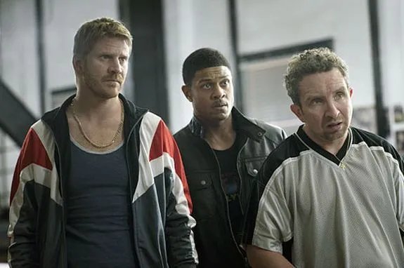 Ein neuer und zwei alte Brüder: Zwischen ihnen und Ray Donovan scheint ein gutes Verhältnis zu bestehen. Foto &copy; Showtime