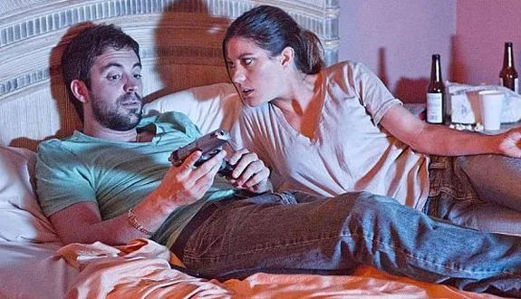 Falsche Freunde: Debra (Jennifer Carpenter) lässt sich mit dem flüchtigen Andrew Briggs (Rhys Coiro) ein. Foto &copy; Showtime