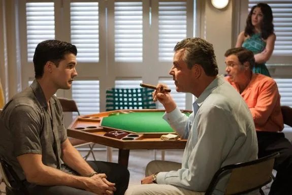 Sohn Nr. II: Stevie (Steven Strait) bekommt von Ben Diamond (Danny Huston; v.r.) die Leitung seines Pokerspiels. &copy; Starz