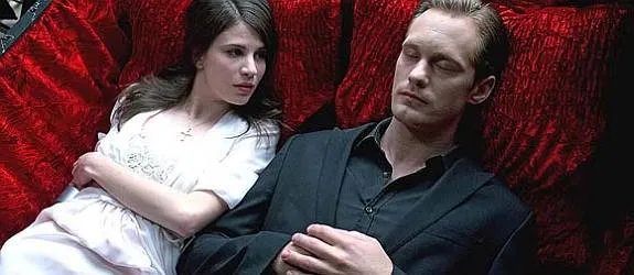 Eric (Alexander Skarsgård) sorgt nicht nur aufseiten von Willa (Amelia Rose Blaire) für unruhigen Schlaf. &copy; HBO