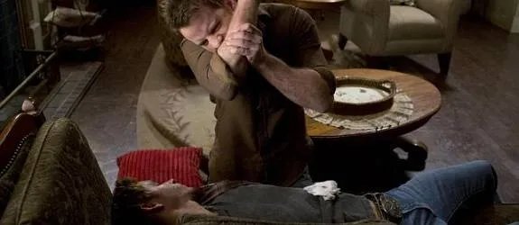Ben (Robert Kazinsky) offenbart bei der Rettung von Jason (Ryan Kwanten) eine neue; blutrünstige Seite an sich. &copy; HBO