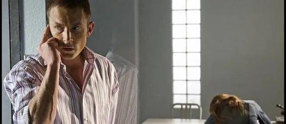 Quinn (Desmond Harrington) macht sich Sorgen um seine Exfreundin Deb (Jennifer Carpenter). © Showtime