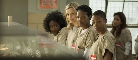 Erste Kontaktversuche mit anderen Häftlingen laufen schwierig an. © Netflix