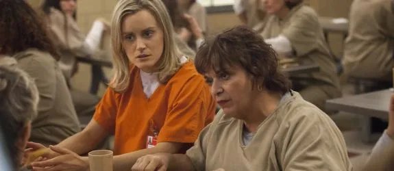 Immerhin um fehlende Tischnachbarn muss Piper (Taylor Schilling) sich keine Sorgen machen © Netflix