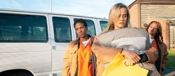 Piper (Taylor Schilling) kommt im Knast an; ihrem Zuhause für die kommenden 15 Monate. © Netflix