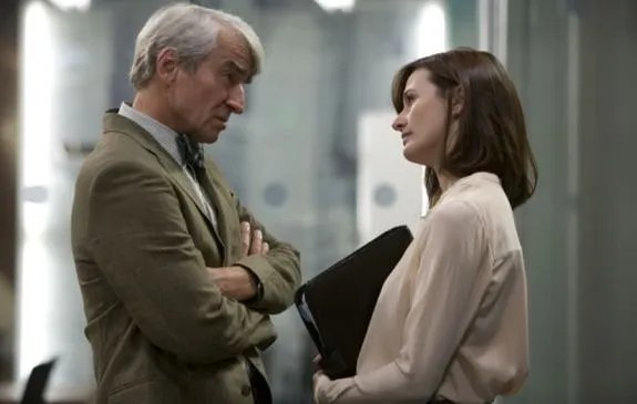 Charlie Skinner (Sam Waterston) hat mit seinen Führungskräften; allen voran Mackenzie McHale (Emily Mortimer); alle Hände voll zu tun. Foto © HBO