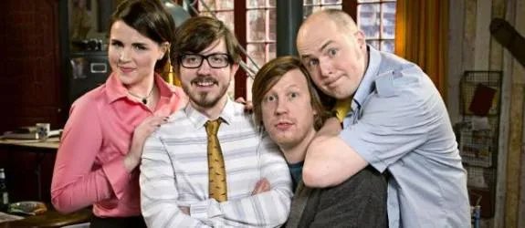 Hier ist das chaotische Trio um Rachel (Emer Kenny) ergänzt. &copy; BBC