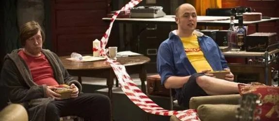 Tom und Ben haben das Wohnzimmer unter sich aufgeteilt. &copy; BBC