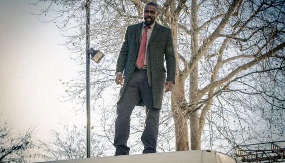 Auf der Suche nach dem Serienmörder versucht es Luther (Idris Elba) mit einer sehr herkömmlichen Methode. Foto © BBC