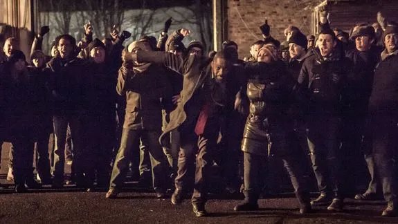 Verzweifelt versucht Luther (Idris Elba); den aufgebrachten Lynchmob aufzuhalten. Foto &copy; BBC