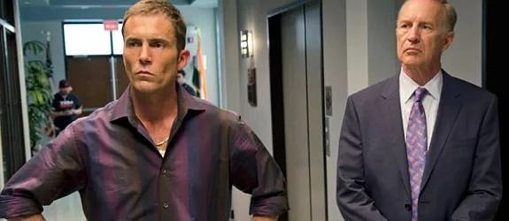 Tom Matthews (Geoff Pierson; r.) rät Quinn (Desmond Harrington) zur Vorsicht im Umgang mit der Familie Hamilton. © Showtime