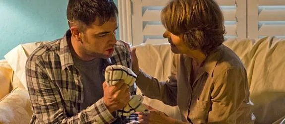 Dr. Vogel (Charlotte Rampling) ist in der Gewalt des Killers A. J. Yates (Aaron McCusker). © Showtime