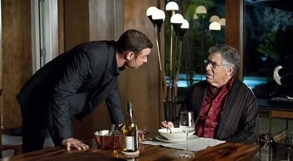 Ezra Goodman (Elliott Gould; r.) kann seinen gesundheitlichen Abstieg kaum fassen. &copy; Showtime