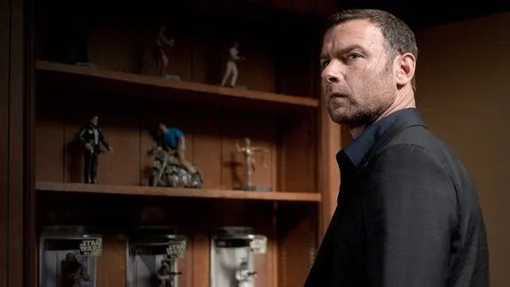 Man of many mysteries: Ray Donovan (Liev Schreiber) in der Wohnung von Van Miller. &copy; Showtime