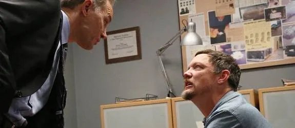 Daniel Frye (Matthew Lillard) und der später kopflose Agent Ralph Gedman (David Meunier). © FX